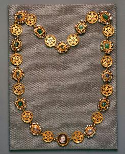 Danish Unknown Goldsmith - Necklace made of 14 gold discs, 14 settings and a Sardonyx-Cameo