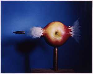 Harold E Edgerton - Bullet through Apple